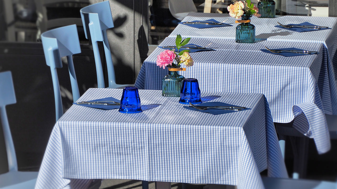 Outdoor Tablecloths and Decor