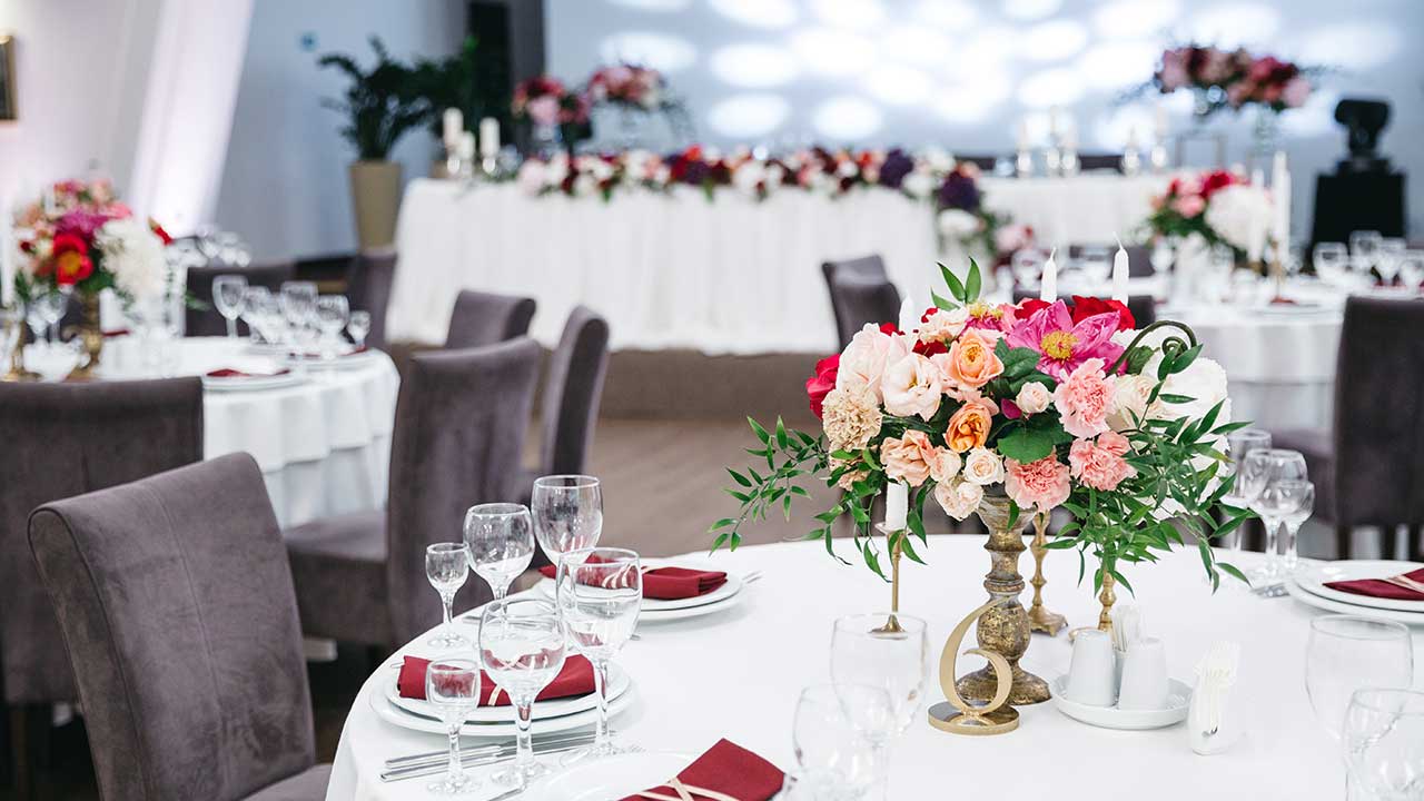 Festive Tablecloths and Centerpieces